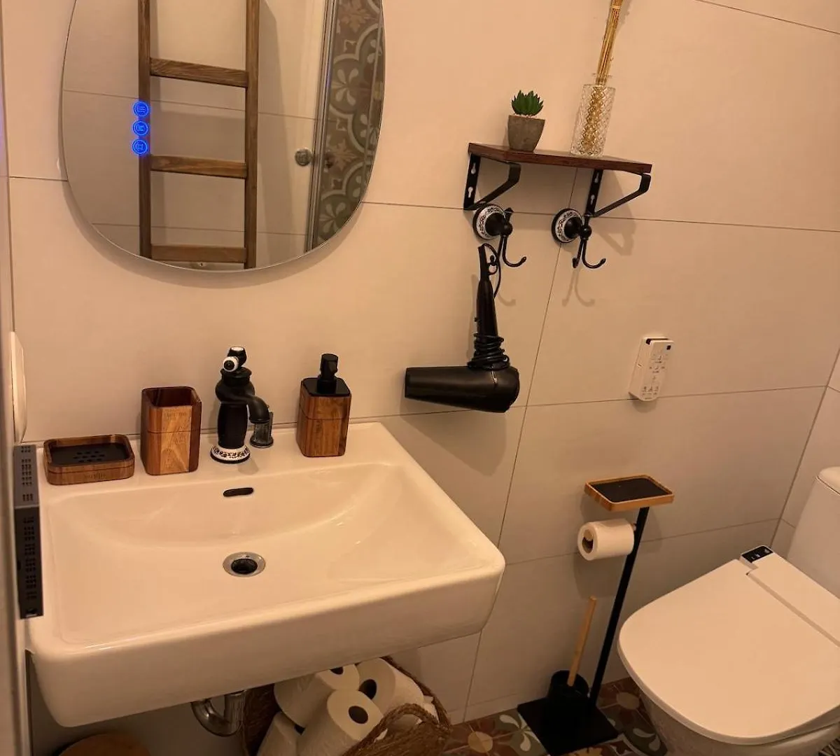 Lägenhet Urban Hideaway Cozy Loft, Green Courtyard And Ac Wien
